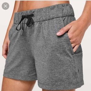Lululemon on the fly shorts - charcoal